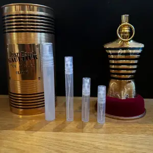 Säljer Le Male Elixir från Jean Paul Gaultier, en herrparfym med en lyxig flaska i guld och svarta sträck svart. Doften har noter av vanilj, honung och amber, med inslag av lavendel och tobak. Perfekt för den som vill ha en söt och kryddig doft till speciellt vintern. Passar perfekt för speciella tillfällen eller vardagsbruk. Flaskan är 125ml men är ungefär 110ml kvar. Nypris ca 1500kr. FINNS ÄVEN I 2,3,5,10ML KOLLA PROFILEN FÖR ANDRA STORLEKAR ! 2ml 39kr | 3ml 49kr | 5ml 69kr | 10ml 119kr |  