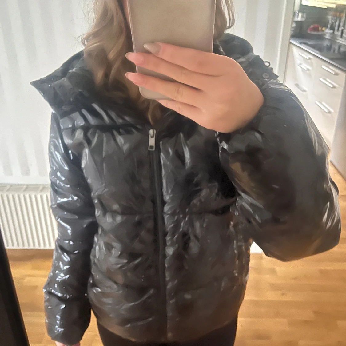 Svart glansig pufferjacka - 90