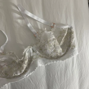 Vit spets-bh från Lounge - Säljer en superfin vit spets-bh från Lounge. Den har en elegant design med spetsdetaljer och justerbara axelband. Aldrig använd eftersom den är för liten💗🌸