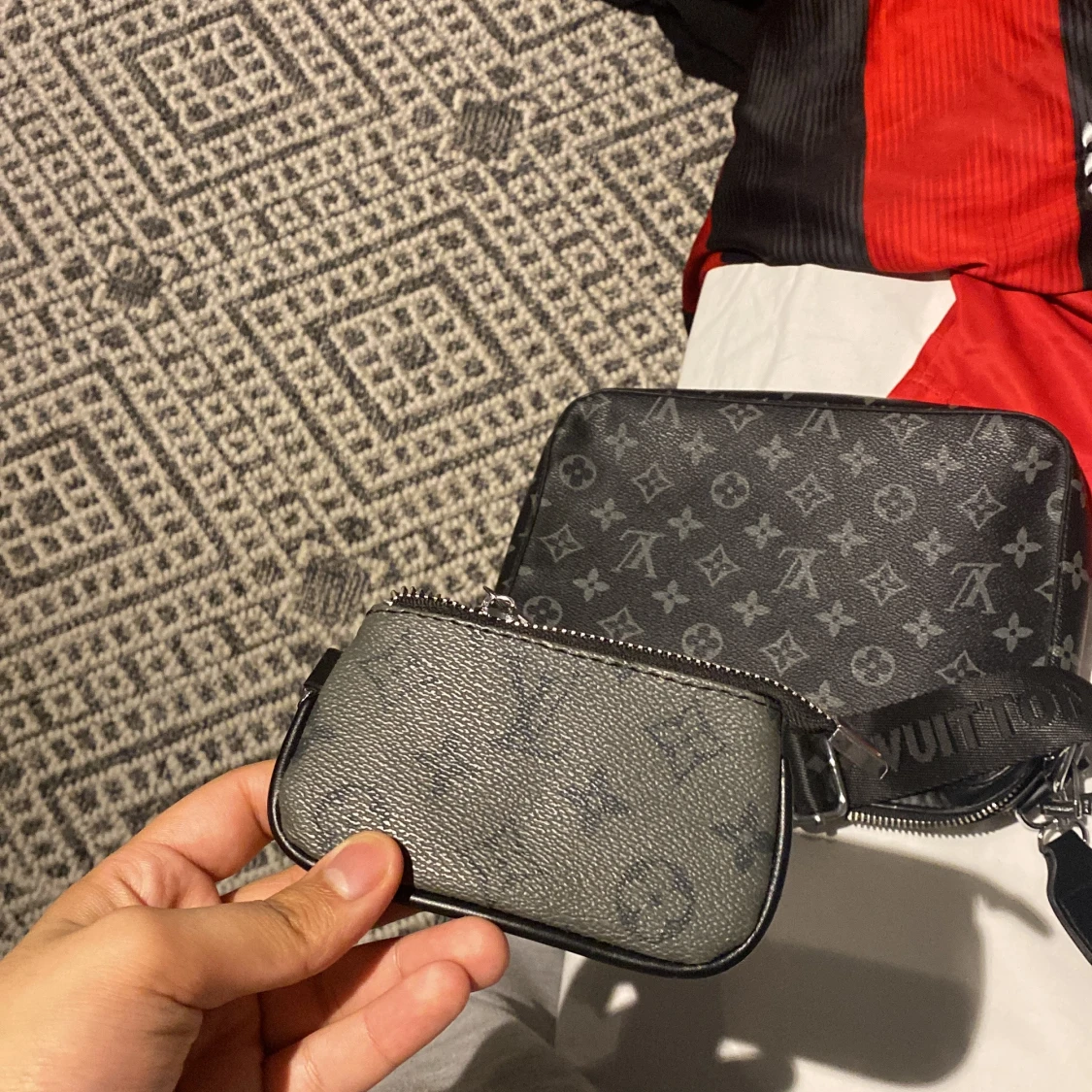 Svart axelväska med monogram - 90