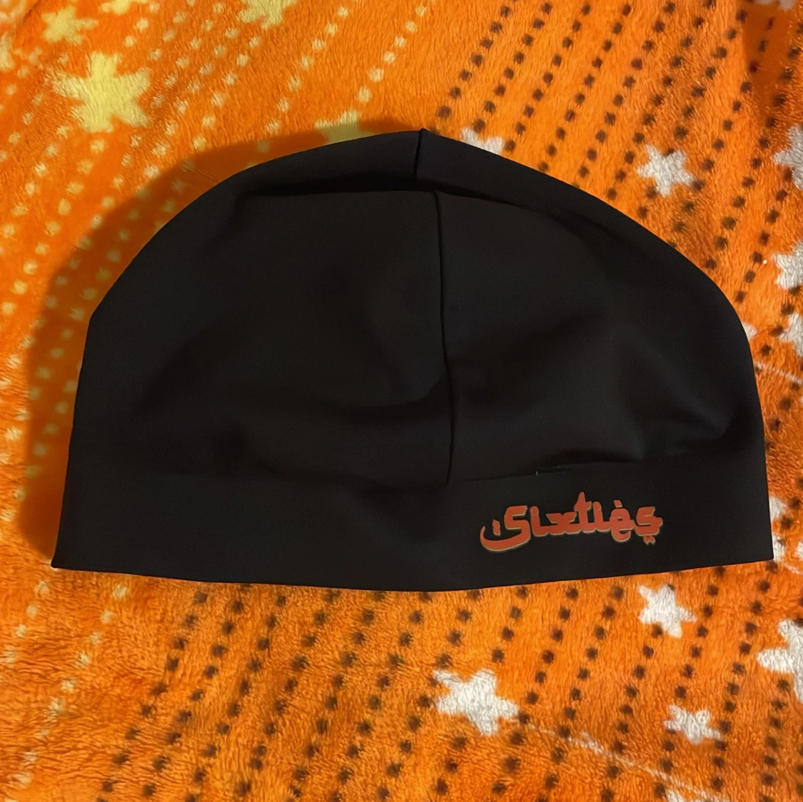 Svart mössa från sextes