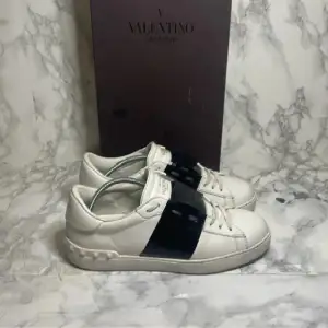 Ett par valentino sneaker open i storlek 40.5 men passar 41 de är i nyskick och till ett väldigt bra pris fråga om det minsta och priset är inte hugget i sten