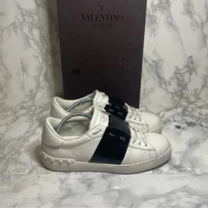 Valentino open storlek 41 - Ett par valentino sneaker open i storlek 40.5 men passar 41 de är i nyskick och till ett väldigt bra pris fråga om det minsta och priset är inte hugget i sten endast skorna ingår
