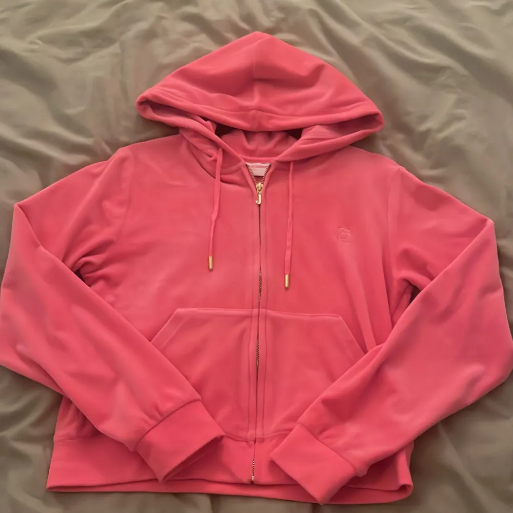 Säljer en superfin helt ny utan pris lapp rosa hoodie från Juicy Couture i storlek M. Den har en dragkedja framtill och en mysig huva med snören. Perfekt för en avslappnad stil eller träning. Den är i mycket bra skick! 💖. Hoodies.