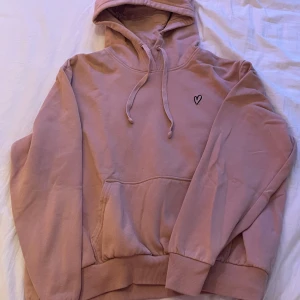 Hoodie med hjärta  - En brunrosa-aktig hoodie med en ficka framtill och ett hjärta, från H&Ms divided. Använd några gånger men har inga defekter. 🫶