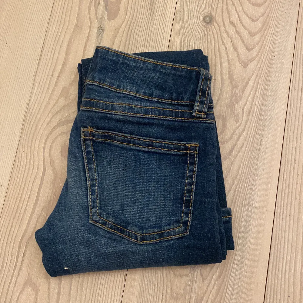 Säljer ett par snygga blå jeans från Gina Tricot i storlek 152 som är justerbara i midjan! De har en klassisk femficksdesign med dubbla knappar och dragkedja fram!💕 . Dem är bootcut och low waist! de har tecken på användning  som man ser på bild 3 men inga hål eller fläckar! Köpte för 299 kr säljer för 150!. Jeans & Byxor.