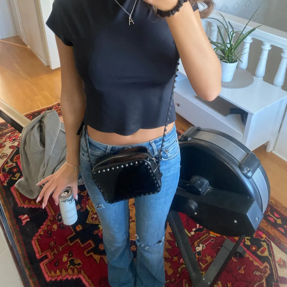 Säljer ett par low waist jeans från en lokalbutik i LA, sitter perfekt men kommer inte till användning längre. Storlek 26,34 passar xs-s 32-36. Farkut & Housut.