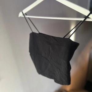 Svart topp - Svart baslinne med tunna axelband 