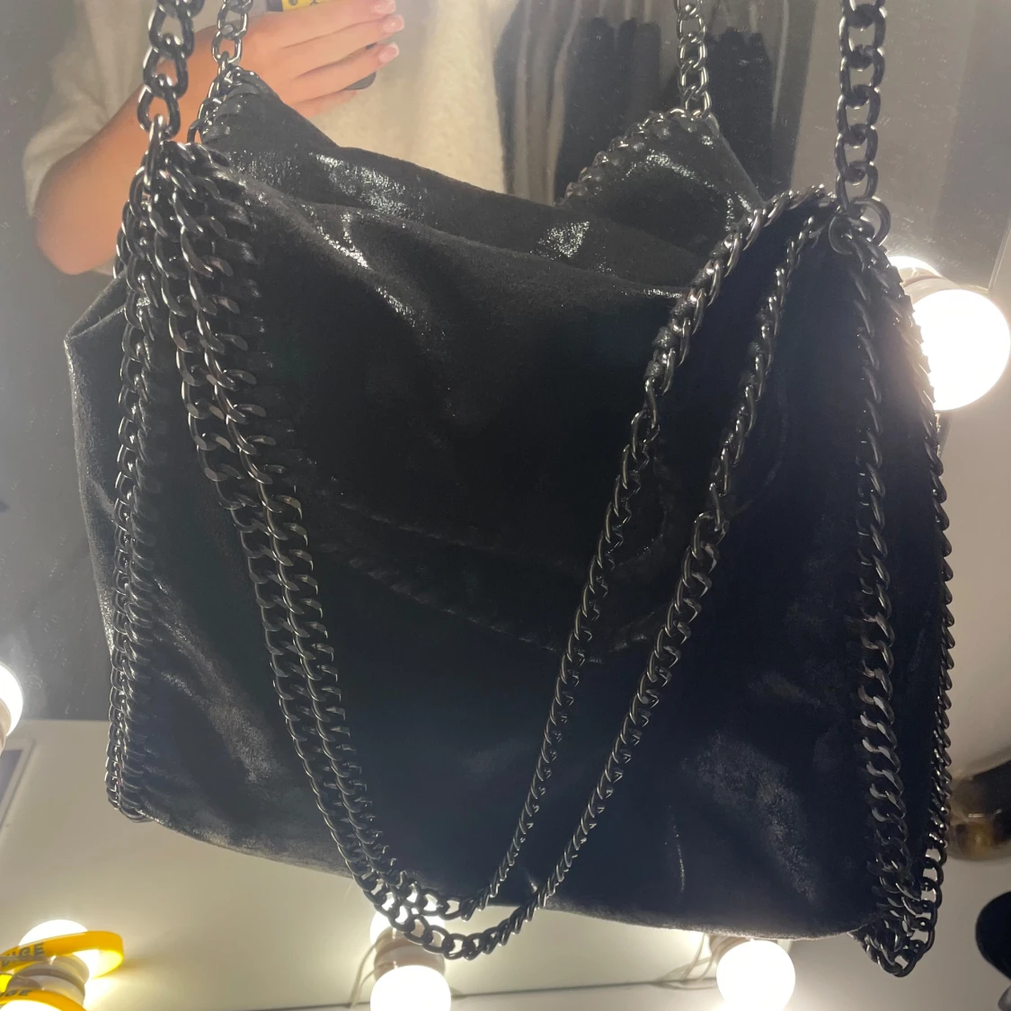 Svart axelväska med kedjedetaljer - 90