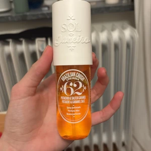 Sol de Janeiro Brazilian Crush Cheirosa 62 '62 - Säljer en härlig parfymmist från Sol de Janeiro med doft av pistage och saltad karamell. Flaskan är orange och rymmer 90 ml. Perfekt för att fräscha upp sig med en söt och exotisk doft! Endast använd några få gånger. 