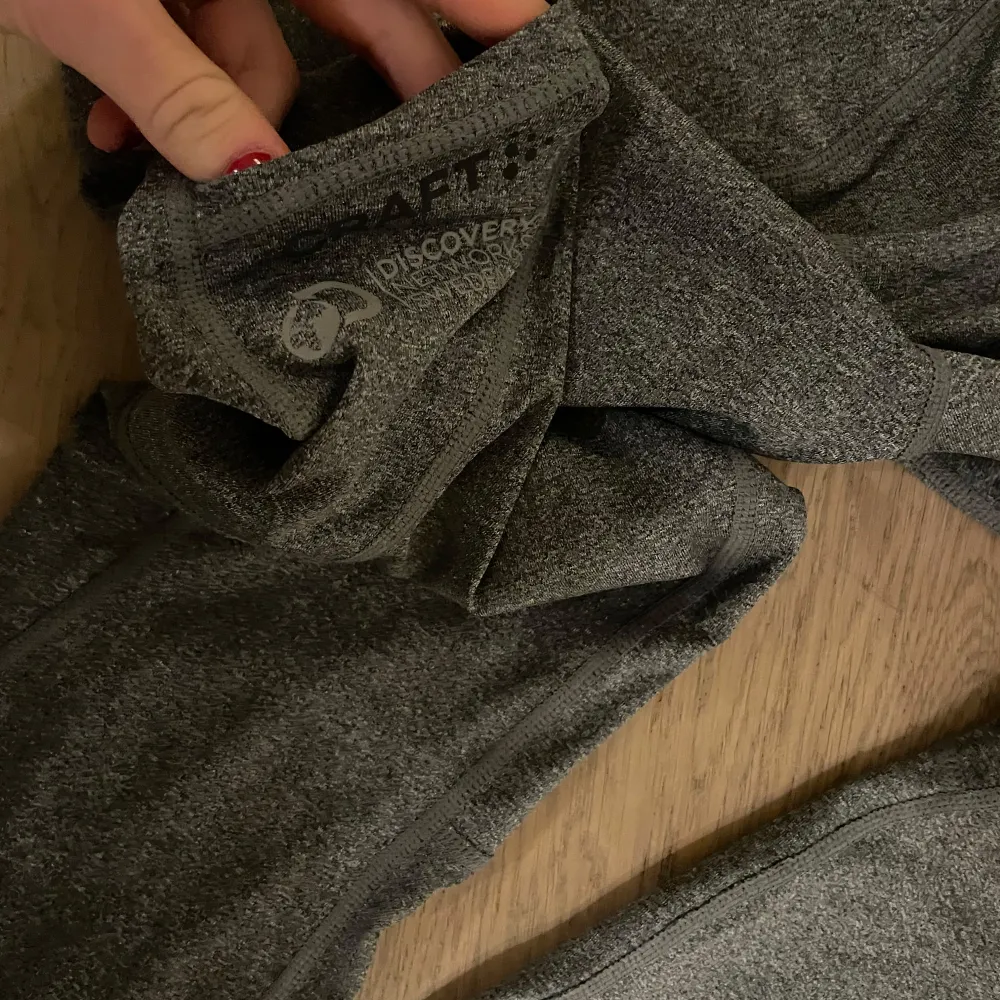 Säljer ett par grå leggings från Craft i storlek M. De är perfekta för träning och har en bekväm passform. Materialet är stretchigt. Skriv vid flera bilder, frågor eller funderingar.. Jeans & Byxor.