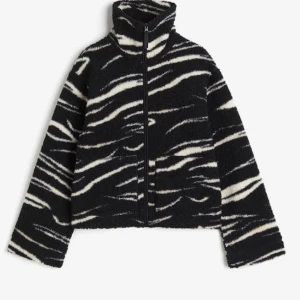 Slutsåld teddyjacka  - Säljer slutsåld zebra teddyjacka. DM för fler bilder. Ganska använd. 