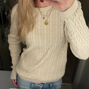 Ribbstickad tröja - Beige ribbstickad tröja. Okänt märke, storlek L-XL men passar från S-XL beroende på hur man vill ha passformen. Passar bra på mig som är en S.  Aldrig använd.  Bara skriv för fler bilder 💞💞