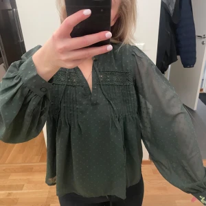 Blus - Blus från Only, använd typ 1 gång , inköpt för 479kr på Zalando. 💓 Str S. Tryck på köp nu😍