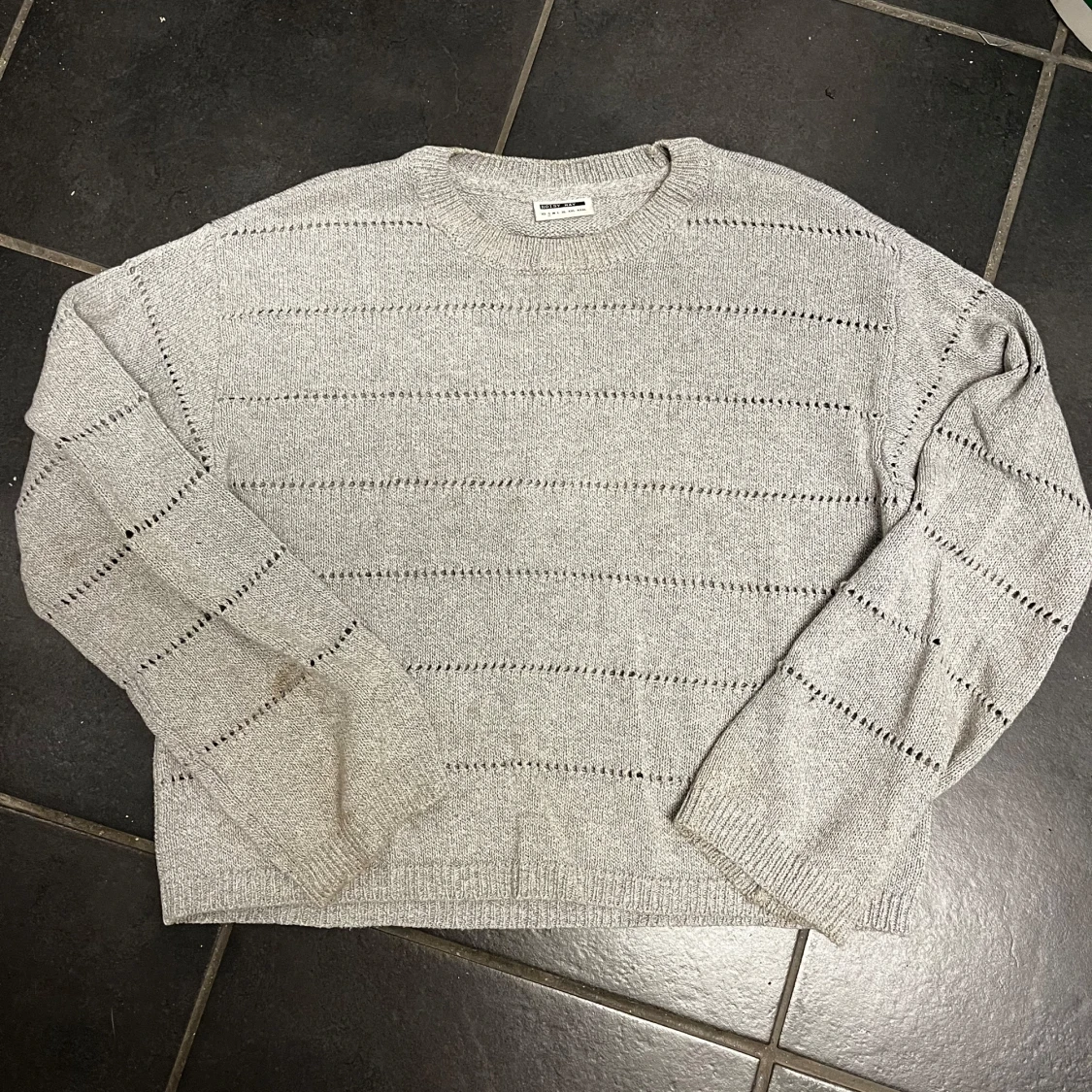 Grå stickad tröja