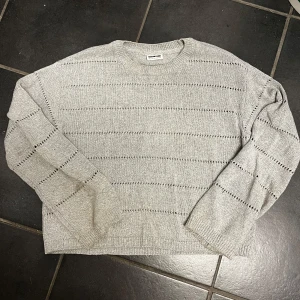 Grå stickad tröja - 130kr Köpt på Åhléns. Storlek xs Jätte fin lite använd. Ren, är ljuset som får den att se lite mörkare ut på armen
