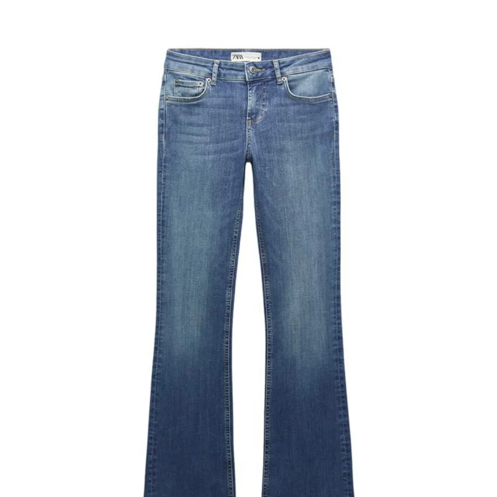 Ett par blå lågmidjade bootcut jeans från Zara. Jättesnygga och finns en att köpa🤗🤗 . Jeans & Byxor.