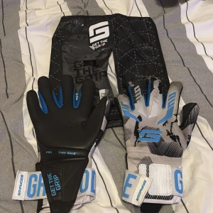 3 st Fotbollshandskar från Gripmode - Säljer tre par fotbollshandskar från Gripmode i olika färger. St 9 i alla. Skriv för fler bilder och frågor. Bild 1: 200kr de är i fint skick. Använda vid 3 matchtillfällen. Bild 2: 120kr, lite mer slitna men funkar utmärkt. Bild 3: 70kr, rätt så slitna men funkar att använda ändå. Alla 3 tillsammans säljer jag för 350. 