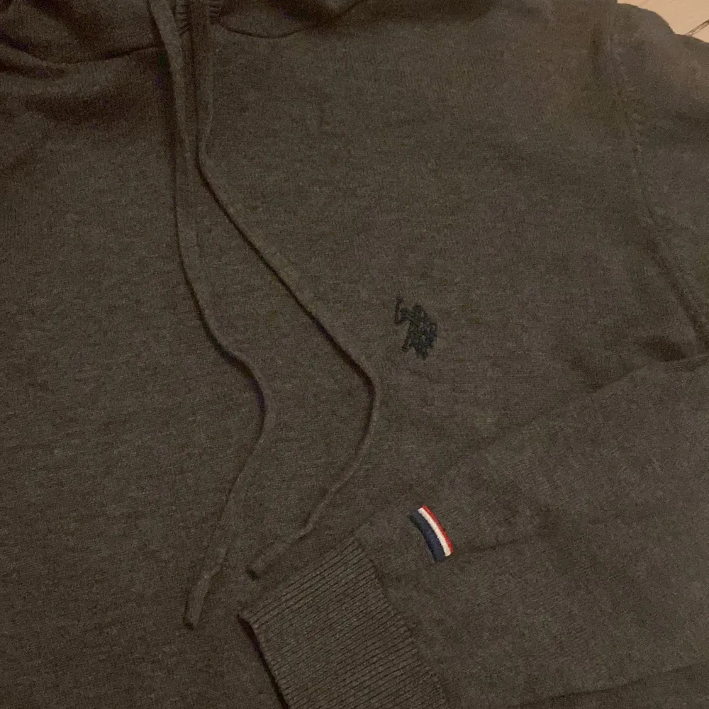 Säljer en snygg mörkgrå hoodie från U.S. Polo Assn. Perfekt för höst och vinter, både mysig och stilren. 🖤Använd en gång och är i storlek medium och köpt för 649kr. Hoodies.