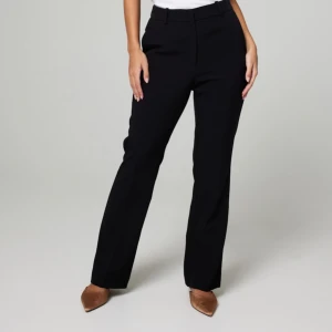 Svarta kostymbyxor från Bik Bok - Säljer ett par snygga svarta kostymbyxor från Bik Bok i storlek 34. De sitter bra på mig i längden och är 170cm💞Har använt dem men det finns inga defekter. Kontakta  mig om du vill se hur de sitter på eller om du är intresserad. Köpte dem för 500kr och kanske kan tänka mig sänka priset