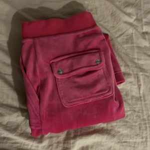 Juicy byxor - Säljer ett par till Juicy byxor från Juicy Couture i färgen Raspberry, dem är lite mer rosa i verkligheten. Dem är precis som nya och jag har aldrig änvänt dem men har tagit bort lappen. Dem är perfekt i längden på mig som är ungefär 170cm💖Kontakta om du vill se hur de ser ut på eller om du är intresserad. Nypris 1200kr