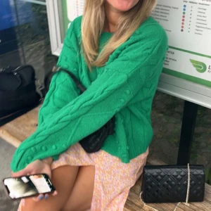 Grön stickad tröja - Säljer en superfin grön stickad tröja med flätmönster och små bollar. Den är perfekt för höst och vår, och har långa ärmar som håller dig varm. I bra skick! Kommer inte ihåg vart jag köpt den men märket är pieces💓