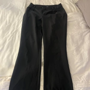 Svarta Chinos - Super fina Chinos från Bubbleroom! Har användts en del men inget som syns. Passar perfekt till både fest och vardags!