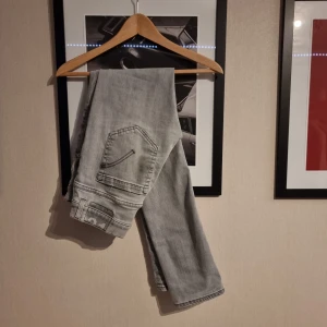 Dondup george - Sjukt fräna ljusgråa dondup george I strl 31. De är dondup detox vilket innebär att de är ekologiska och har extra stretch.  Modellen är 183 och väger ca 70 kg. Vid frågor eller fler bilder är det bara att skriva//Kba_Closet 