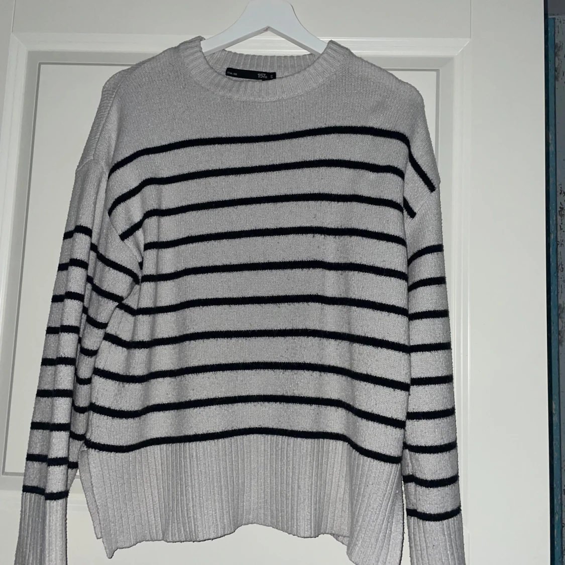 Vit och svart randig tröja från 157