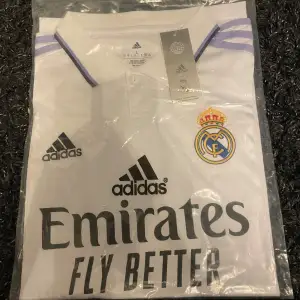 Real Madrid fotbolls tröja. Aldrig använd 