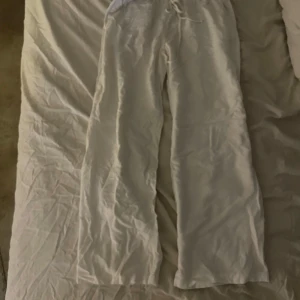 Vita linnebyxor - Säljer ett par vita linnebyxor ifrån Gina tricot. Aldrig använda , Originalpris 400 kr.