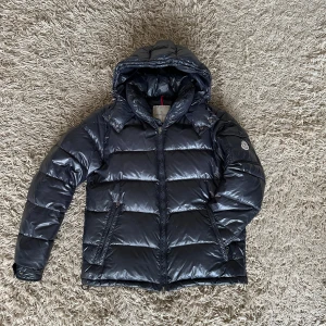 Moncler maya - Size 2 (M) Äldre modell av mayan, därav lägre pris. Cond 7/10 (inga pulltabs annars fint skick) inköpt av MixxdHeat. Pris kan diskuteras vid smidig affär, finns att hämta i Malmö eller fraktas på köparens bekostnad. 