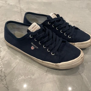 Mörkblå sneakers från Gant - Säljer ett par snygga mörkblå sneakers från Gant i bra skick.