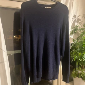 Mörkblå tröja från Zara - Säljer en snygg mörkblå tröja ifrån Zara. Tröjan är i storlek M och sitter som en smäck. Tröjan är i ett fin fint skick. Hör gärna av dig vid minsta intresse eller fundering!