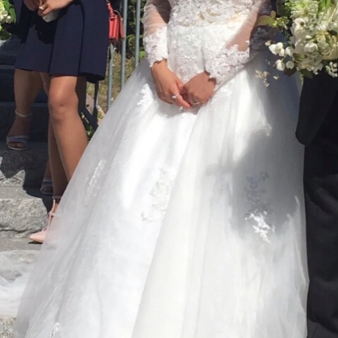 Vit brudklänning med spetsdetaljer - 91