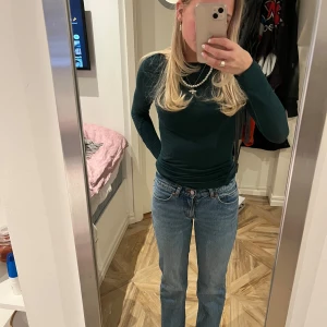 Blå jeansbyxor - Säljer mina straight lågmidjade byxor från Abrand jeans, köpa för 1000kr. Storleken är 23/ AU 5 men skulle säga att det är som en xxs/xs.  Har en väldigt otydlig och lite fläck på benet men det är absolut inget man tänker på. 💕