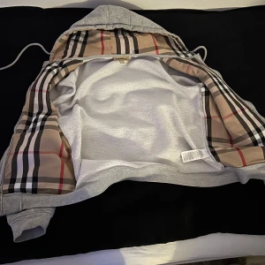 Grå burbery kofta  - Säljer en snygg grå kofta  från Burberry i storlek S. Sitter perfekt på än bra skick pris kan diskuteras 