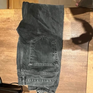Jeans från Zara - 5 st olika Jeans från zara, alla i samma storlek. Ganska sparsamt använda då jag märkte ganska snabbt att de va lite stora på mig, de är inte i nyskick men i ett bra skick ändå, därför en ganska billig peng.  100kr/st, 400 för alla