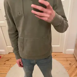 Säljer en snygg, grön C.P. Company hoodie. Den är i storlek S men sitter som M. Ord pris är runt 3000 medans mitt pris endast är 1099 kr. Hör av dig vid frågor, funderingar eller prisförslag. Kan frakta eller mötas upp i Stockholm.