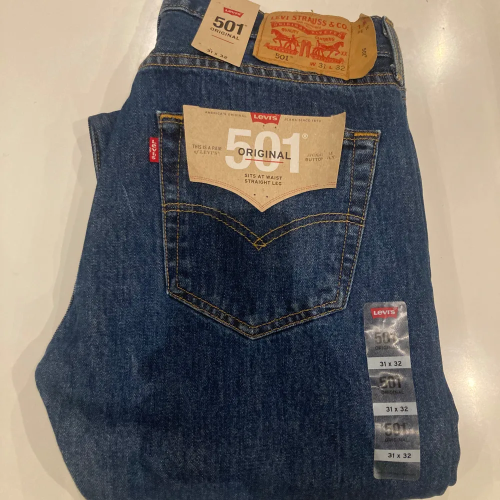 Säljer ett par klassiska Levi's 501 Original jeans i blå denim. De har en straight fit och är i helt nytt skick med ska  etiketter kvar. Perfekta för en avslappnad stil och kan bäras året runt. Passar både till vardags och fest! Priset går att diskutera vid snabb affär. 😊. Jeans & Byxor.