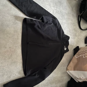 Svart fleecetröja från The North Face - Säljer en svart fleecejacka från The North Face i storlek L som är croppad. Perfekt för kyliga dagar med sin mjuka och varma känsla. Jackan har en dragkedja framtill och är långärmad. Passar både till vardags och utomhusaktiviteter. Knappt använd!