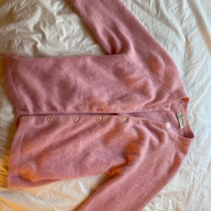 Rosa kofta från Premier - Säljer en superfin rosa kofta från Premier i storlek 36. Den är i ett mjukt och mysigt material med knappar framtill. Perfekt för både vår och höst när du vill ha något bekvämt och stilrent. Passar till både jeans och kjol!