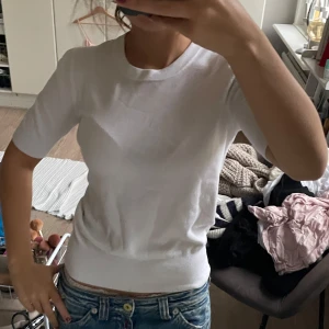 Vit kortärmad tröja från Zara - Säljer en stilren vit kortärmad tröja från Zara i mycket bra skick. Perfekt för vår och sommar, med en normal passform som funkar till alla tillfällen. Tröjan är stickad i ett skönt material.