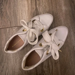 Vita sneakers från Agnes Cecilia - Säljer ett par vita sneakers från Agnes Cecilia med skit fina guldfärgade detaljer vid snörningen. Pris kan diskuteras! 🥰