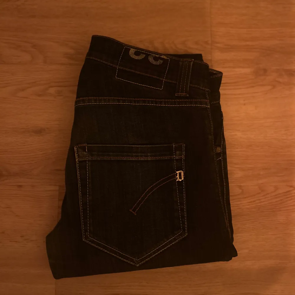 Säljer ett par mörkblåa dondup jeans i storlek 32. De har en klassisk femficksdesign och är i mycket bra skick. Perfekta för både vardag och fest! Skriv vid fler bilder och frågor!. Jeans & Byxor.