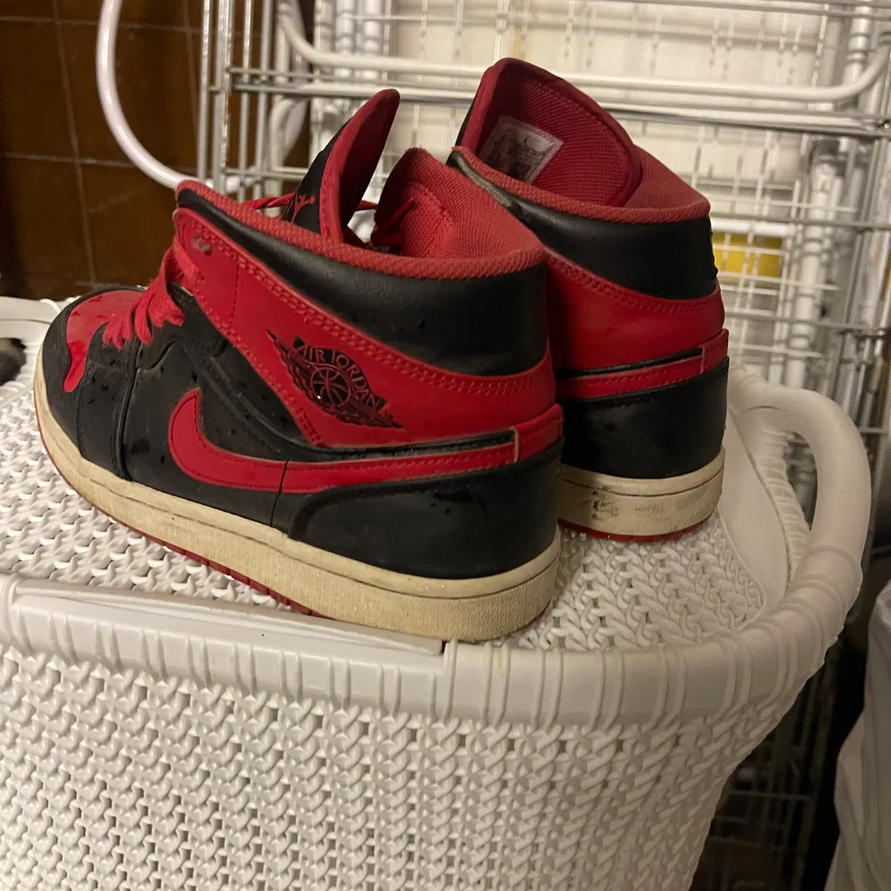 Tjena nu säljer jag mina Jordans som går för prick 1750kr med storlek 42 modellen heter Jordan 1 Mid Alternate Bred (2022) och jag tänkte att jag kör på en snabb deal så jag kan släppa dom snabbt för 700kr.. Skor.