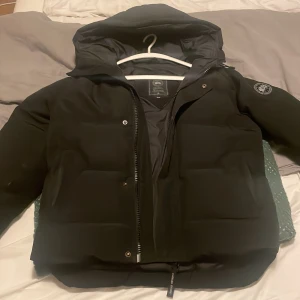 Canada goose macmillan parka black label - Säljer min canada goose macmillan parka black label då jag köpt ny vinterjacka och ej använder denna längre. Den är i bra skick utan skador och är i storlek M men passar även S perfekt. Pris går att diskutera, byten tas med.