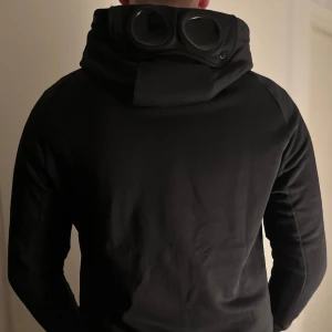C.P. Company hoodie (ny) - Säljer en svart  C.P. Company (sprillans ny) köpte fel storlek där av säljes, pris är ej hugget i Sten, Stolek XL men passa M/L, bara att skriva vid frågor och funderingar! Mvh.