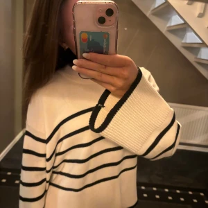 Randig vit och svart tröja - Säljer en superfin vit tröja med svarta ränder. Liten fläck längst ner på armen. Fråga om fler bilder 💓