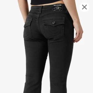 Svarta low waist true religion - Snygga svarta jeans från True Religion med låg midja! Modellen Joey🙌🏻 Sååå snygga och knappt använda men säljer då de tyvärr är en storlek för stor för mig😕Egna bilder kan skickas vid intresse såklart!
